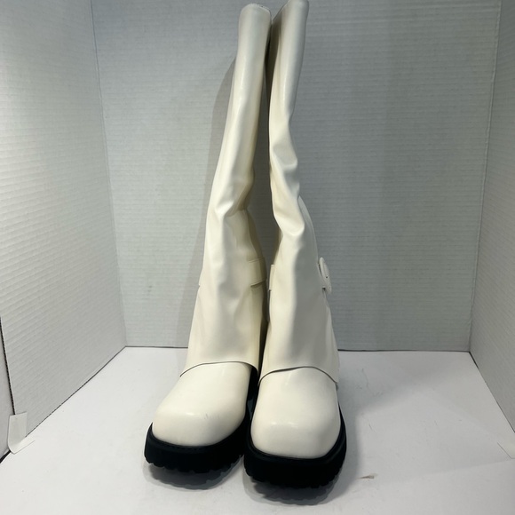 Elegant White Ankle Boots - Picture 3 of 6